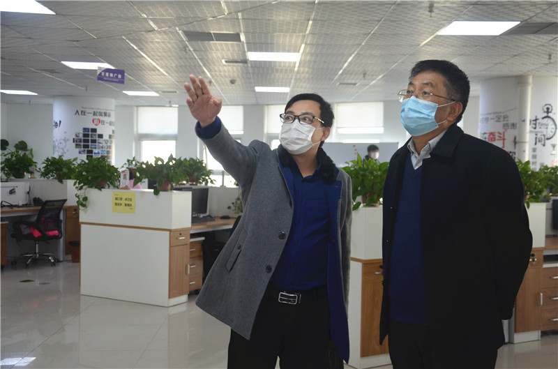 中共安陽市委統(tǒng)戰(zhàn)部副部長、市工商聯(lián)黨組書記郭洪俠一行調(diào)研安陽青峰防疫工作和復(fù)工復(fù)產(chǎn)情況